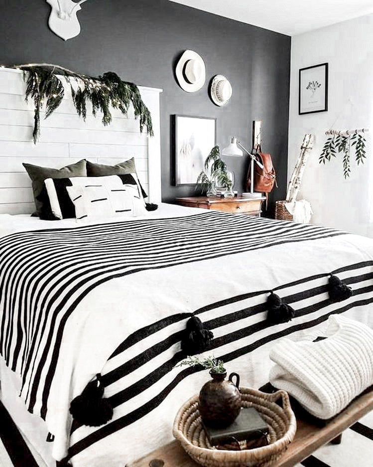 10 Bright and Airy Black and White Boho Bedroom Ideas