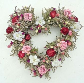 Beautiful Valentines Day Wreath Decor Ideas 08
